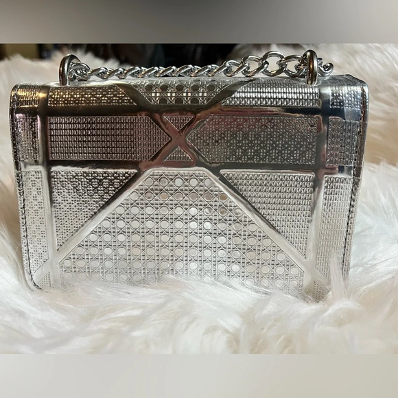 Crossbody Silver  Chain Metallic Chrome Purse
SZ Small - Picture 4 of 4